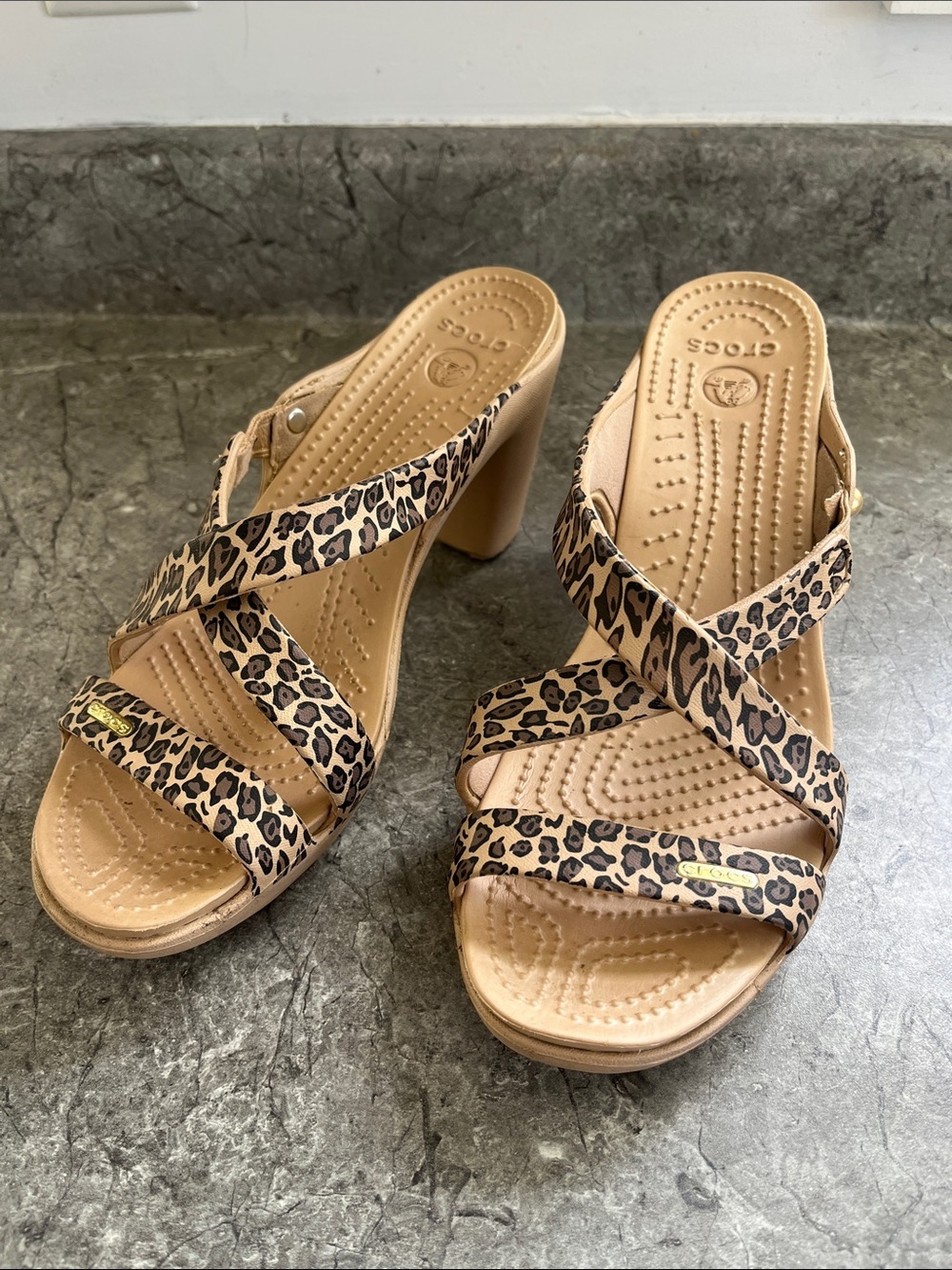 CROCS Women's Leopard Print Strappy Block Heel Sandals - Tan/Leopard 10